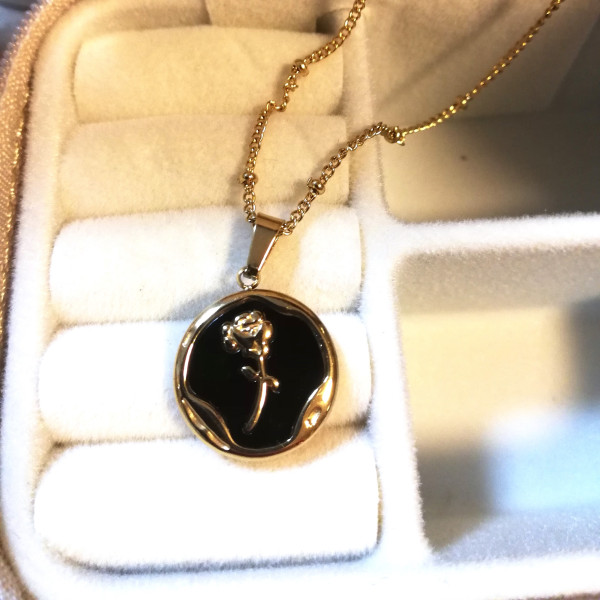 Collier vintage médaillon motif rose