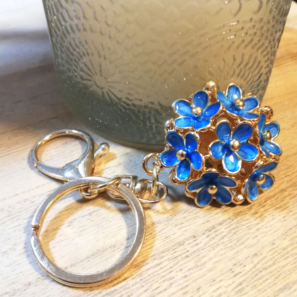 Porte-clés en métal et fleurs bleues
